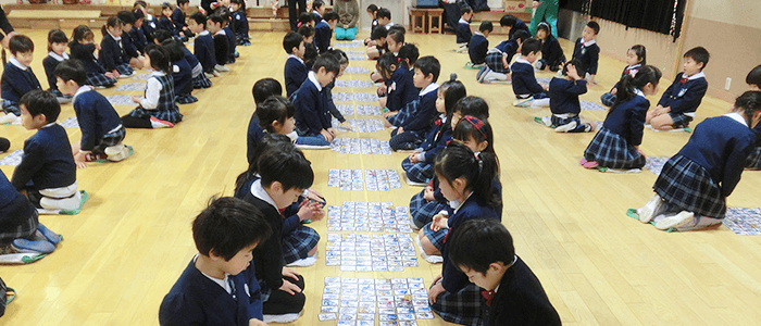 子どもたちの発達に寄り添いながら自分たちで作ってきた教材。それはカルタ、すごろく、50音表、サイコロ（計算）などの日本の伝統的な遊びを系統化したもの。これらを使っての文字や数の習得は、楽しく容易です。