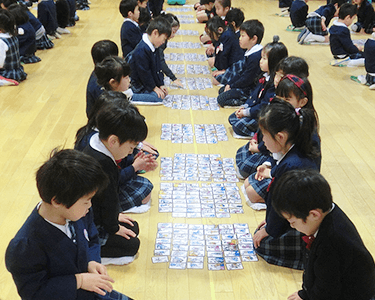 子どもたちの発達に寄り添いながら自分たちで作ってきた教材。それはカルタ、すごろく、50音表、サイコロ（計算）などの日本の伝統的な遊びを系統化したもの。これらを使っての文字や数の習得は、楽しく容易です。